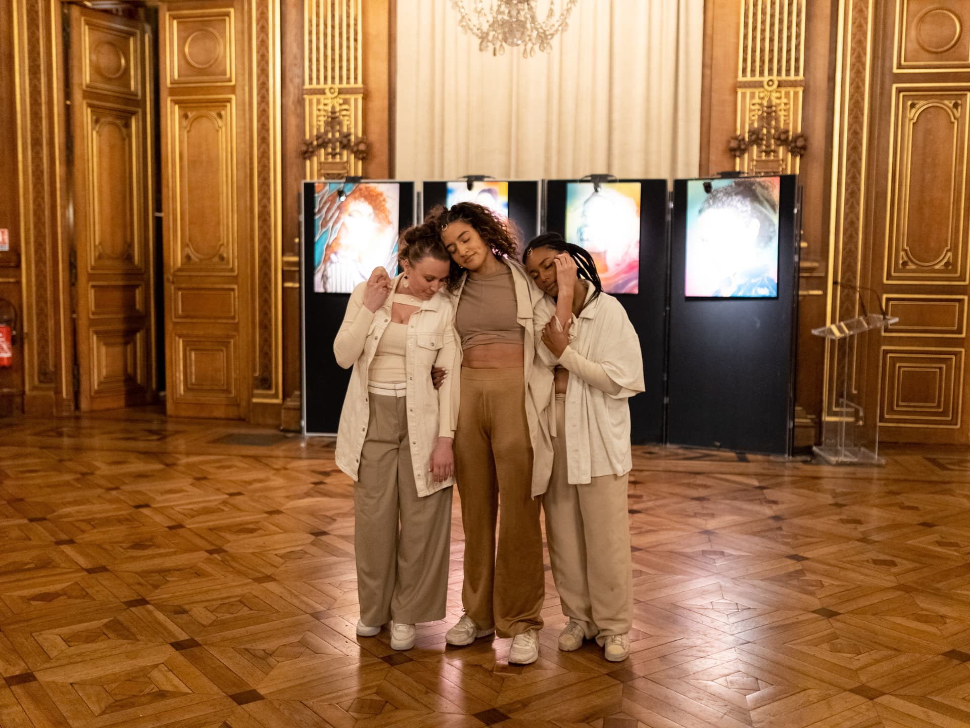 Trois personnes proches lors d'un temps de groupe
