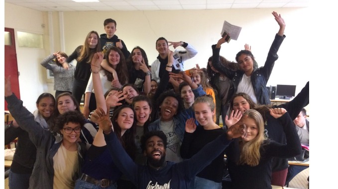 Élèves et intervenants célébrant un projet Recréation Lycée en classe