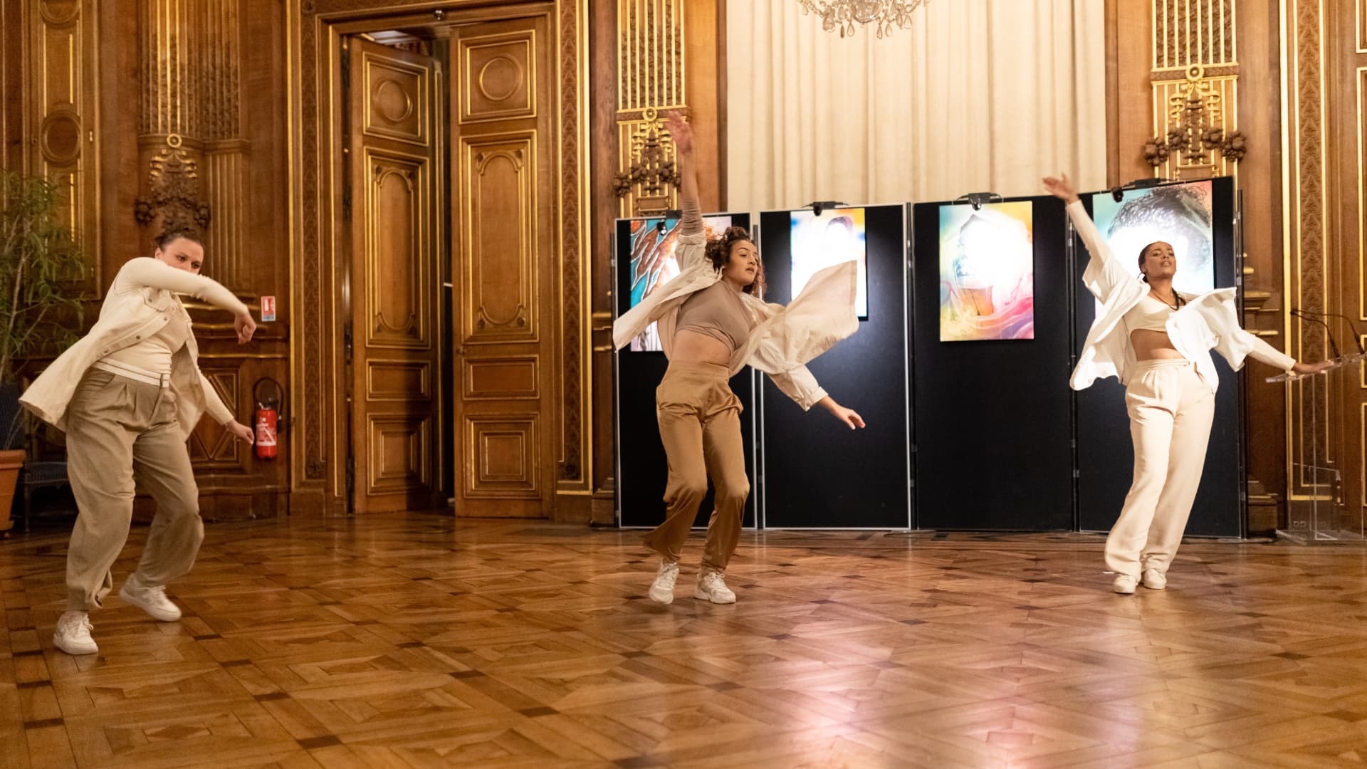 Trois danseuses en mouvement lors d'un temps fort LOBA