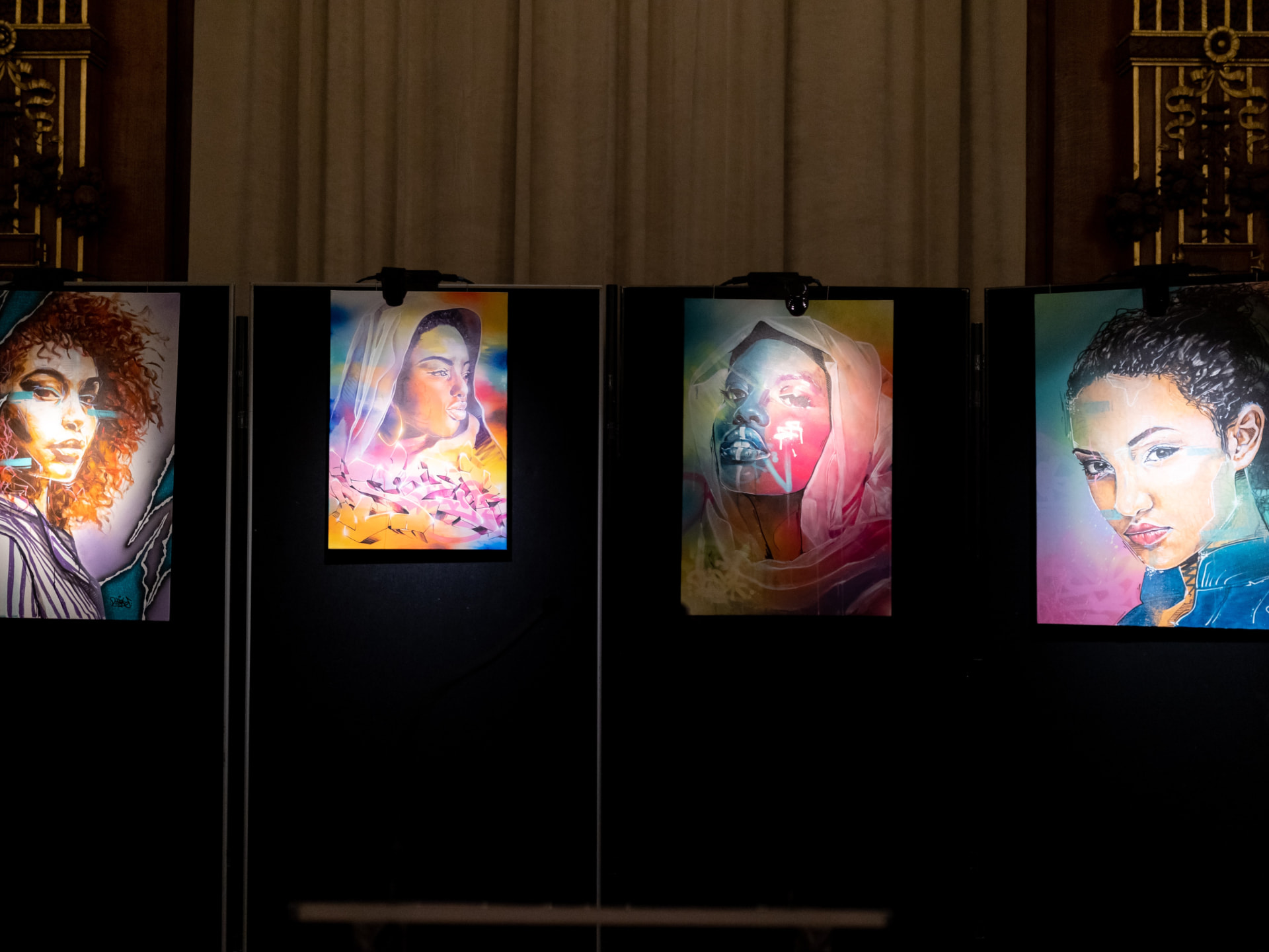 Exposition de portraits peints lors d'un événement LOBA