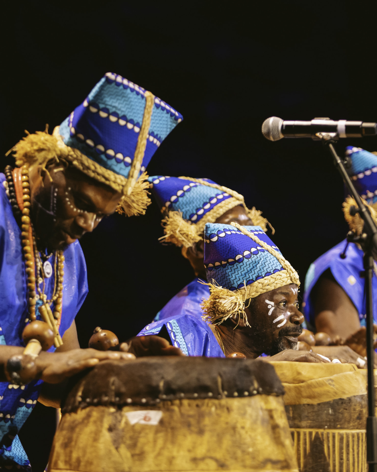 Percussionnistes en tenue traditionnelle lors d'une performance Ngoma